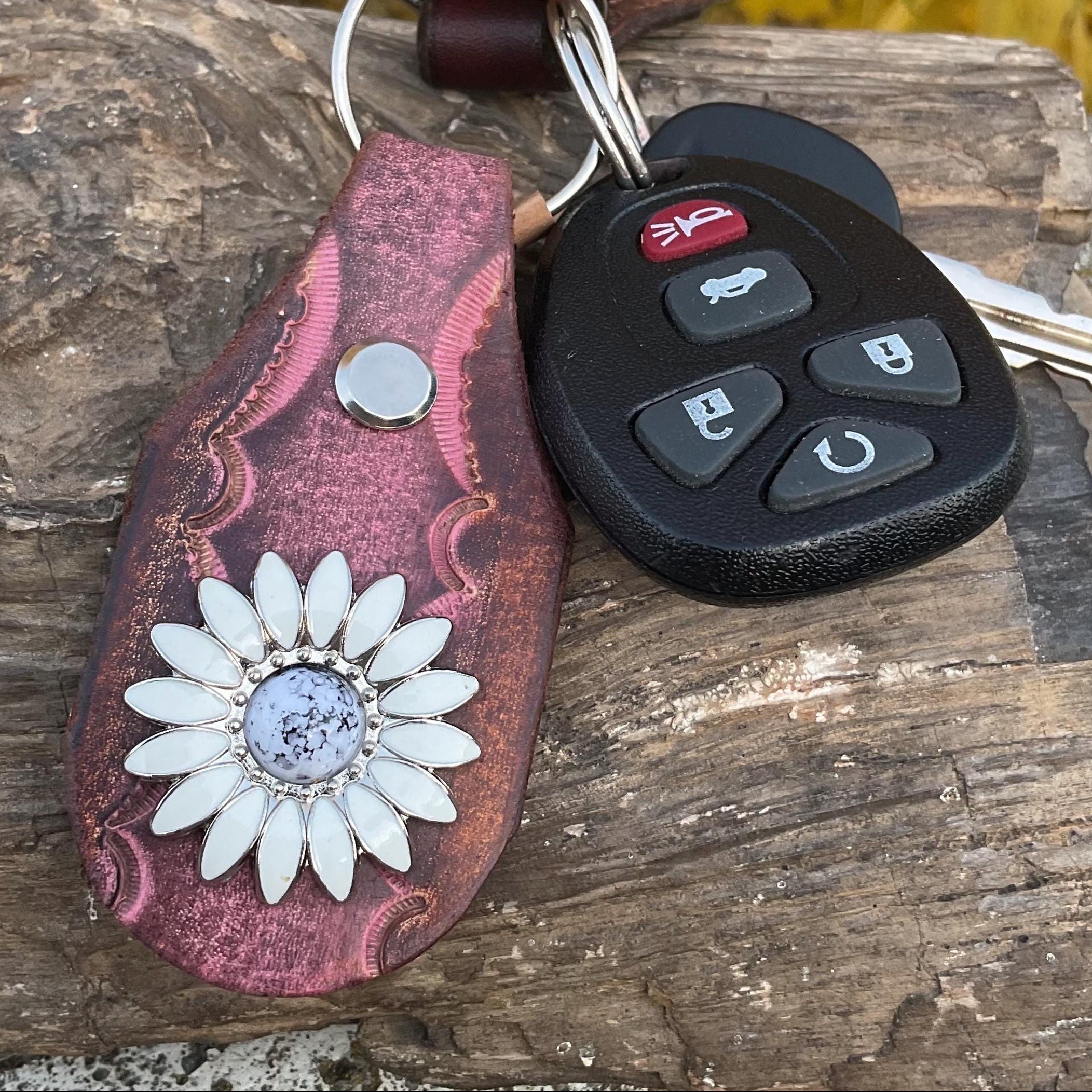 Daisy Keychain: Handmade Leather Flower Key Fob