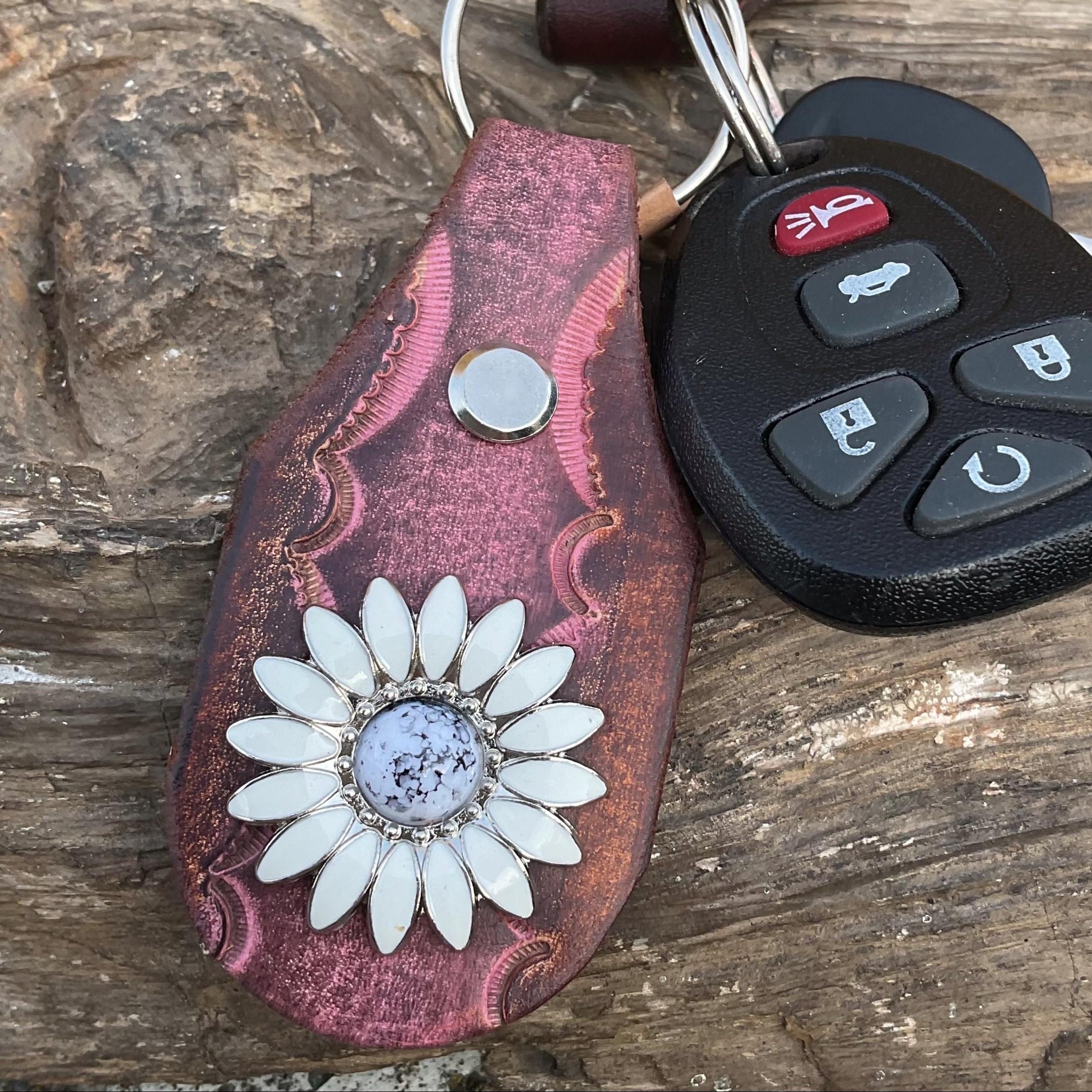 Daisy Keychain: Handmade Leather Flower Key Fob